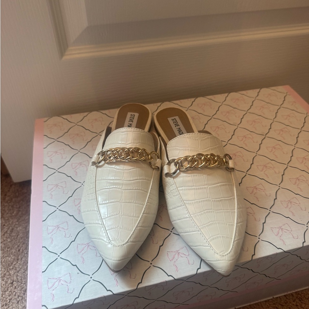 Steve Madden White Croc-Embossed Pointed Chain Mule